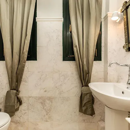 Appartement Coco By Halu! : Neoclassical With Balcony